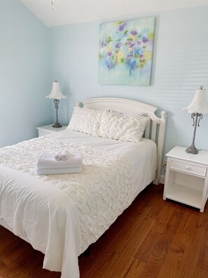 Room - Creek Haven Hideaway! 5-acre creekside yard, mins to the beach with gameroom (Wilmington)