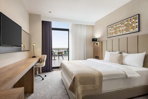 Hypo-allergenic bedding, minibar, in-room safe, desk