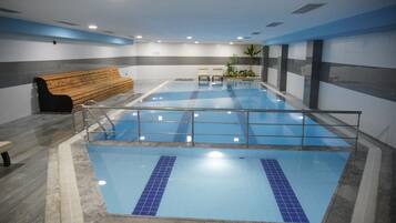 Una piscina cubierta