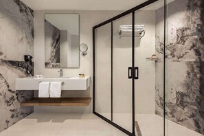 Habitación Deluxe, 1 cama King size, vista a la ciudad | Baño | Tina y regadera independientes y regadera tipo lluvia 