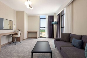 套房, 1 张特大床, 城市景观, 转角 (Balcony) | 防过敏的被褥、迷你吧、客房内保险箱、办公桌