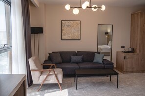 Roupas de cama antialérgicas, frigobar, cofres nos quartos, escrivaninha