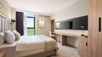 Habitación Deluxe, 1 cama de matrimonio grande, vistas a la ciudad | Ropa de cama hipoalergénica, minibar, caja fuerte y escritorio