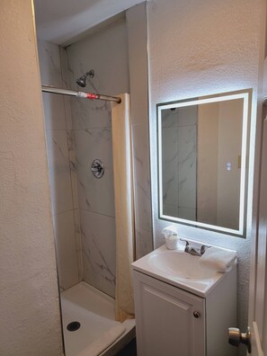 Dusche, Haartrockner, Handtücher