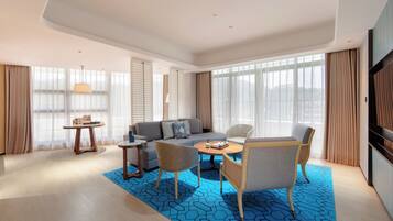 羽絨被、房內夾萬、遮光窗簾/窗簾、摺床/加床 (收費)