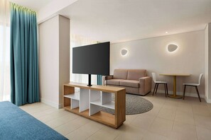 Executive Studio Suite, Non Smoking | Living area | 42-inch LED TV with cable channels - Wyndham Residences Alvor Beach (Portimão)