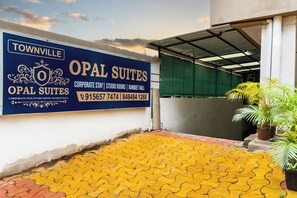 Free self parking - Itsy Hotels Opal Suites, Mundhwa, Near Koregaon Park (Pune)
