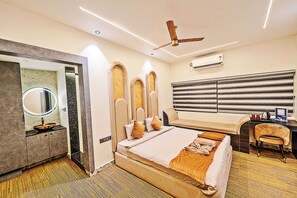 Double Room | Egyptian cotton sheets, premium bedding, desk, laptop workspace