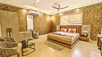 Room | Egyptian cotton sheets, premium bedding, desk, laptop workspace