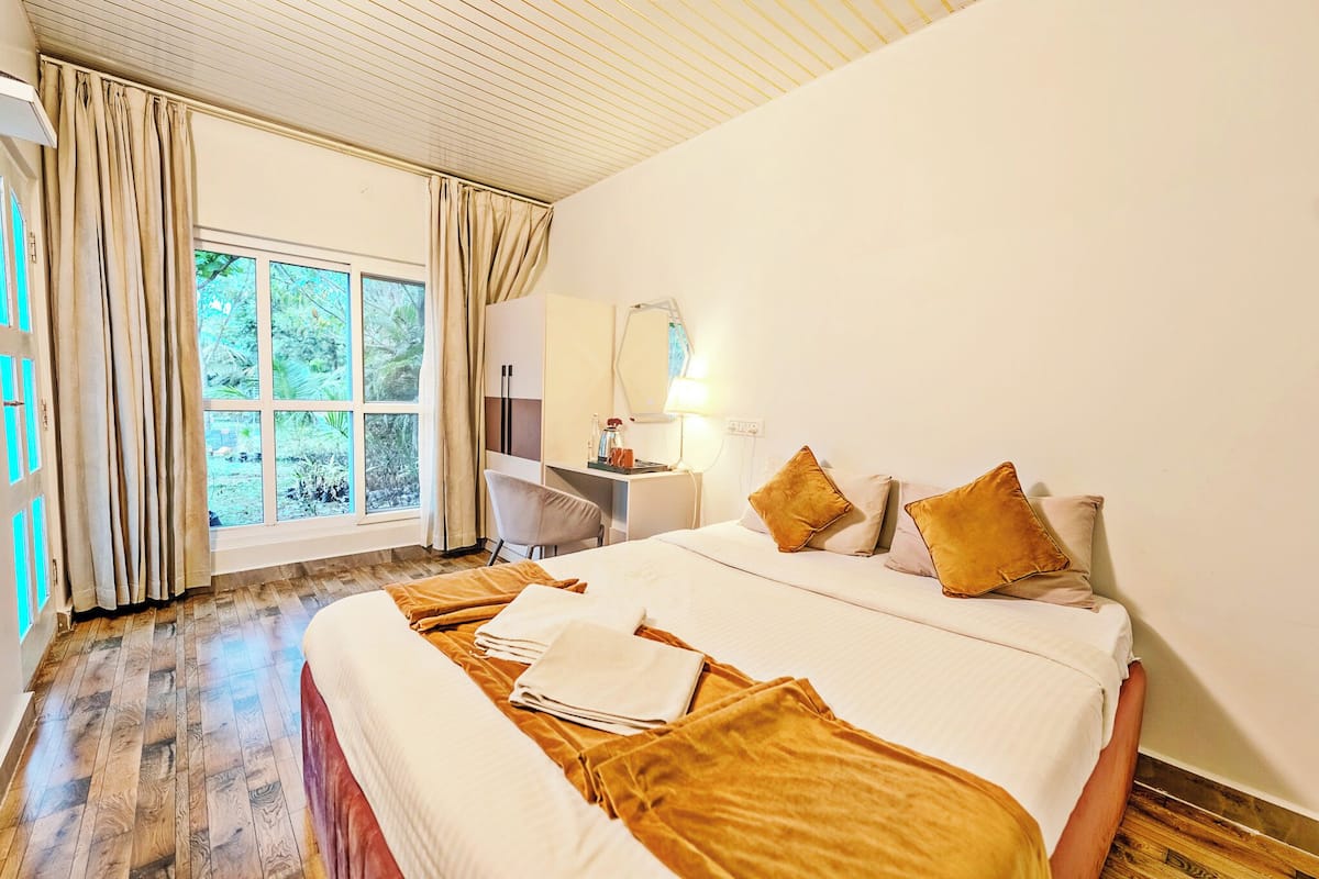 1 bedroom, Egyptian cotton sheets, premium bedding, desk