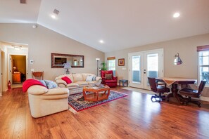 TV, books - Hawthorne Vacation Rental w/ Access to Cue Lake (Hawthorne)