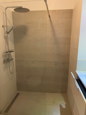 Dusj, hårføner og toalettpapir