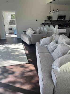 Smart TV - Lake Haus Early Spring Rates (Canyon Lake)