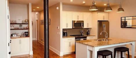 Réfrigérateur, micro-ondes, four, plaque de cuisson