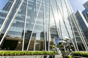 Vista frontal de la propiedad