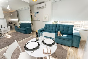 Apartment | Living area | 43-inch Smart TV with cable channels, Netflix, streaming services - Lobo  (São Paulo)