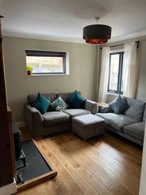 Living area - Divers Cottage - Central Whitstable (whitstable)