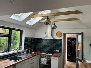 Private kitchen - Divers Cottage - Central Whitstable (whitstable)