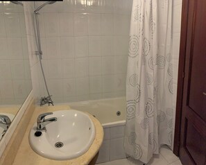 Vasca idromassaggio, bidet, asciugamani