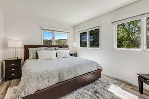 4 Schlafzimmer, Schreibtisch, Bügeleisen/Bügelbrett, Reisekinderbett