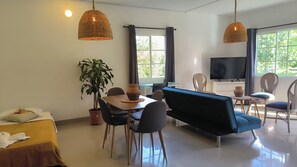 Club-Apartment, Mehrere Betten, zum Garten hin | Wohnbereich