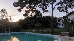 สระว่ายน้ำกลางแจ้ง