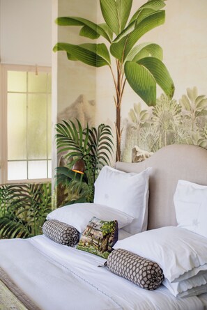 Hypo-allergenic bedding, individually decorated, desk, laptop workspace - Dorp Hotel (Cape Town)