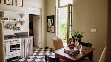 Companion Suites | Cocina privada | Cafetera de espresso, cafetera y tetera y tetera eléctrica