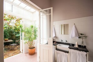 Superior Suite | Badkamer | Een haardroger, badjassen, handdoeken, zeep