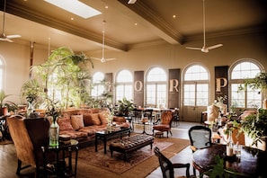 Breakfast, lunch and dinner served - Dorp Hotel (Cape Town)