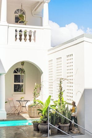 Habitación clásica | Ropa de cama hipoalergénica, decoración personalizada y escritorio