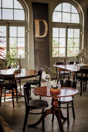 Breakfast, lunch and dinner served - Dorp Hotel (Cape Town)