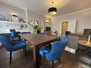 Dining - Hyde Park Luxury Apartment in Kensington (London)