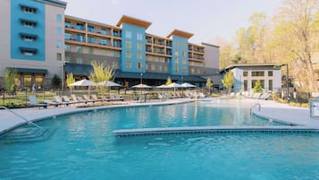 Inomhuspool, en säsongsöppen utomhuspool, parasoller och solstolar