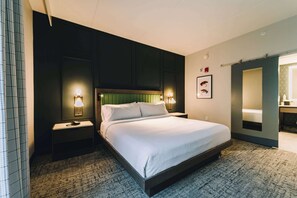 Ropa de cama hipoalergénica y caja de seguridad en la habitación 