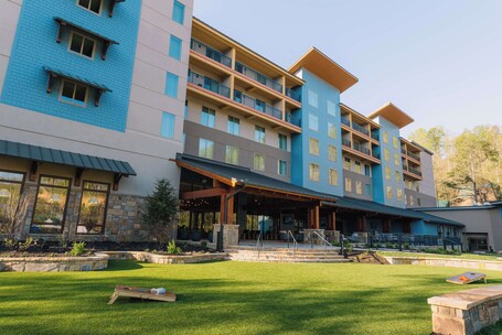 Embassy Suites By Hilton Gatlinburg Resort - Image 18