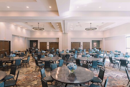 Embassy Suites By Hilton Gatlinburg Resort - Image 13