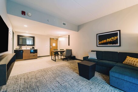 Embassy Suites By Hilton Gatlinburg Resort - Image 36