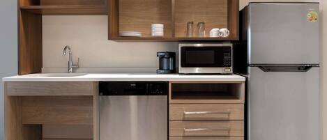 Una cocina moderna equipada con lavavajillas, microondas y refrigerador.