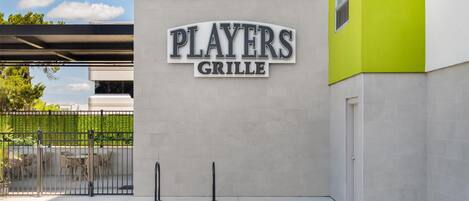 Un bâtiment sur lequel on peut lire l’inscription suivante : « PLAYERS GRILLE ».
