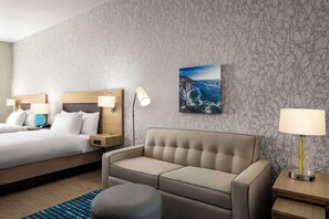 開放式套房, 2 張加大雙人床 | 起居區 | 55-吋智慧型電視、衛星頻道、Netflix、Hulu