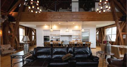 Beautiful modern rustic barn located near state parks and Chain o Lakes.