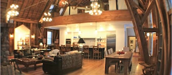 Beautiful modern rustic barn located near state parks and Chain o Lakes.