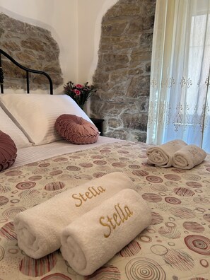 2 bedrooms, in-room safe, desk, iron/ironing board