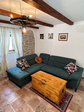 Una televisión, una chimenea