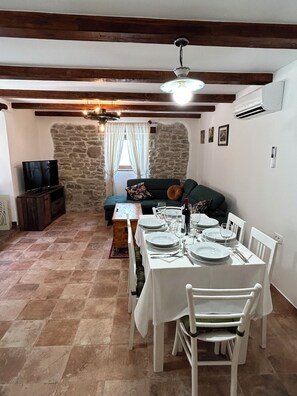 Dining - Casa Stella a fully renovated old stone house in the middle of Istria (Draguć)