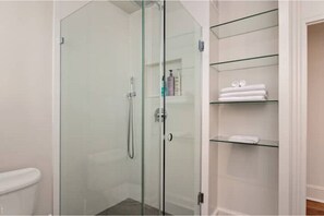 Hair dryer, towels, soap, shampoo - LOOK NO FURTHER - this is your home away from home
(Washington)