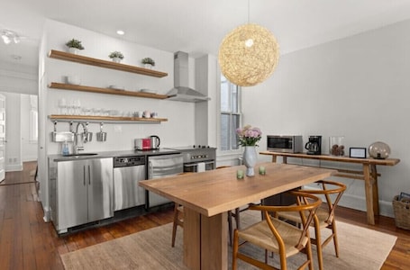Oven, dishwasher. LOOK NO FURTHER - this is your home away from home