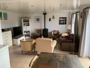 Smart-tv, pejs, bordtennisbord, bøger