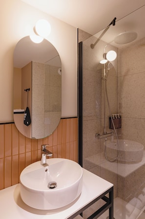 Douche, articles de toilette de luxe, sèche-cheveux, serviettes fournies